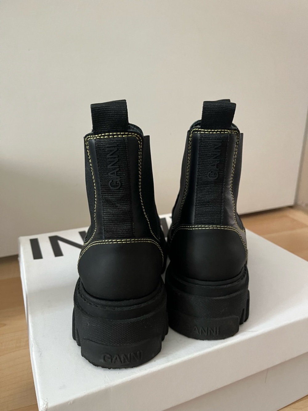 Ganni Black Chelsea Ankle Boots with Contrast Stitching - NEW with Box size 8 - Picture 5 of 7